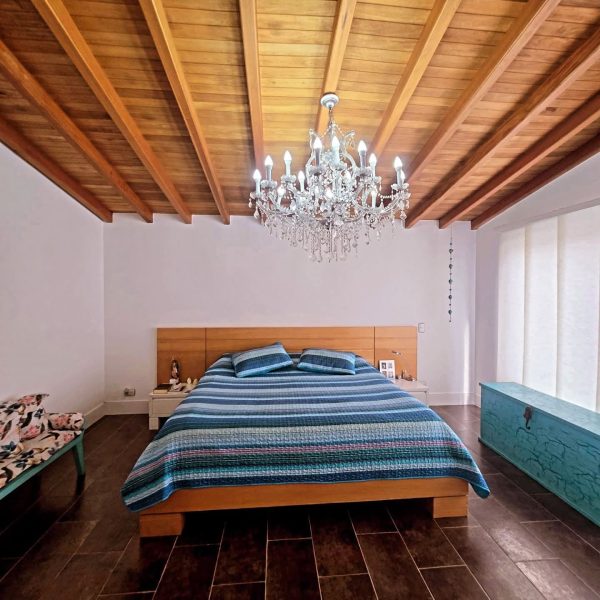 Casa remodelada, en unidad cerrada