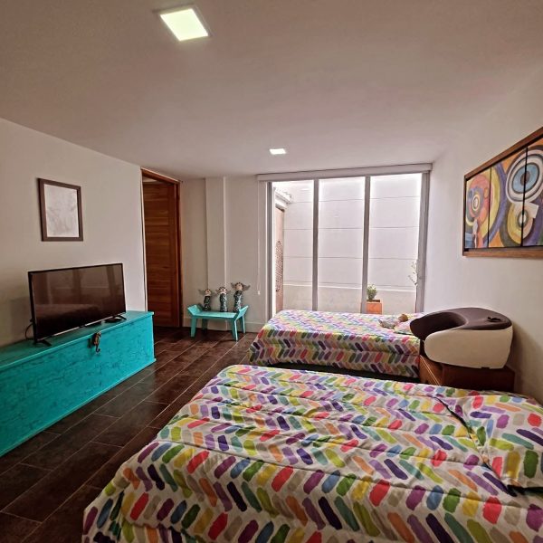 Casa remodelada, en unidad cerrada