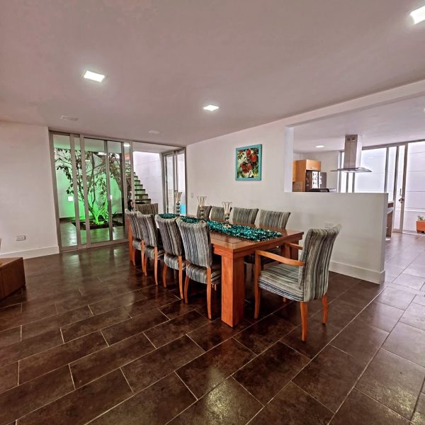 Casa remodelada, en unidad cerrada