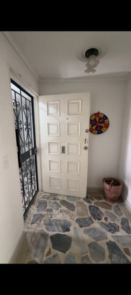 Vendo apartamento grande con exelente ubicación.🏡