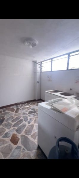 Vendo apartamento grande con exelente ubicación.🏡