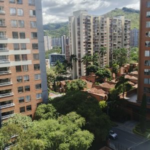 Vendo cómodo apartamento, con excelente ubicación en la loma los Bernal