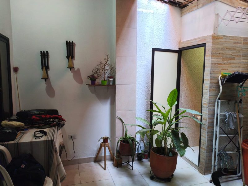 Casa primer piso +aparta estudio independiente.