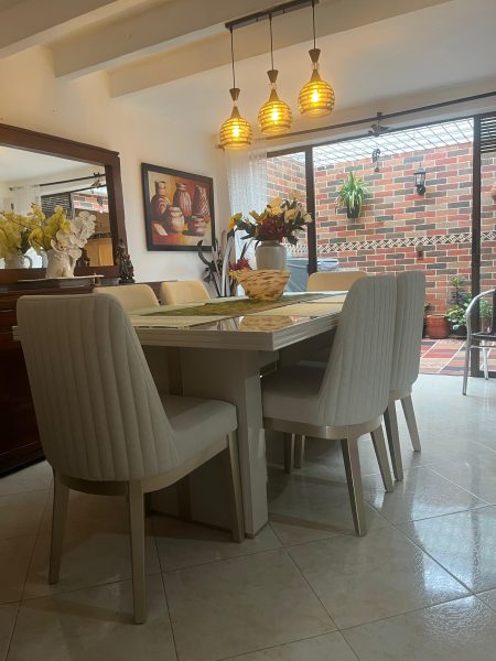 Casa grande de 2 niveles en Belén