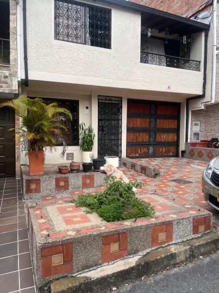 Casa grande de 2 niveles en Belén